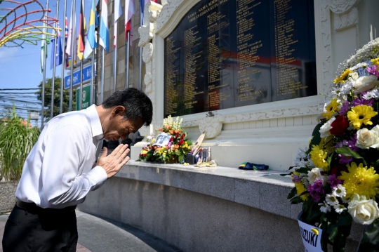 Wisatawan Berdoa di Peringatan 17 Tahun Bom Bali