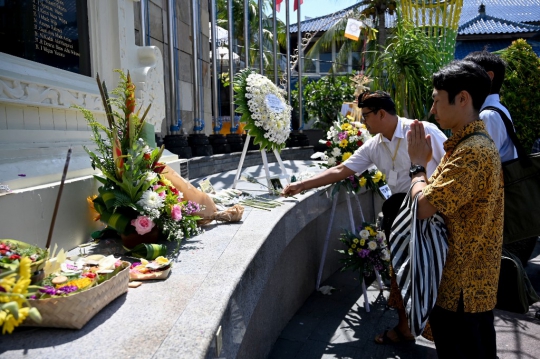 Wisatawan Berdoa di Peringatan 17 Tahun Bom Bali