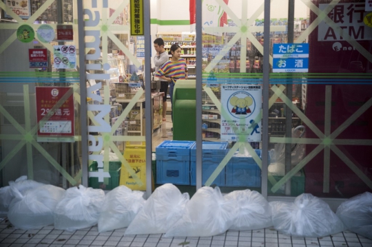 Diterjang Topan Hagibis, Warga Jepang Bikin Tanggul Air