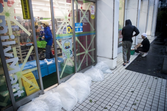 Diterjang Topan Hagibis, Warga Jepang Bikin Tanggul Air