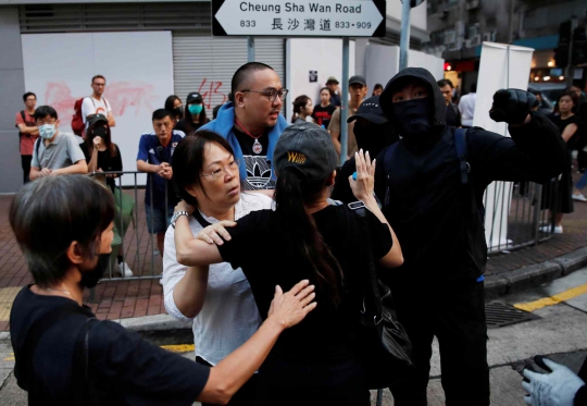 Aksi Seorang Ibu Cakar Wajah Demonstran Anti-Pemerintah Hong Kong