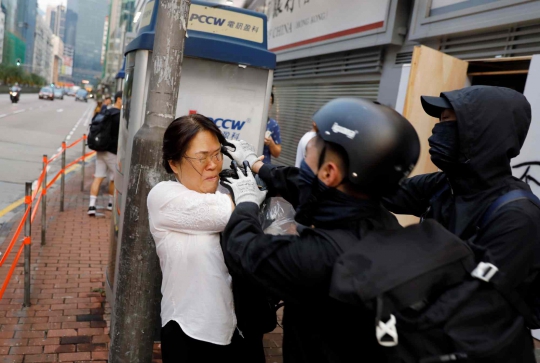 Aksi Seorang Ibu Cakar Wajah Demonstran Anti-Pemerintah Hong Kong