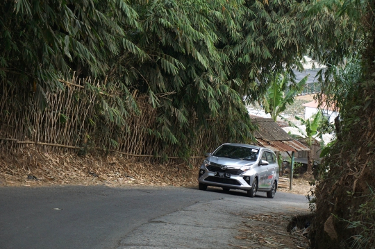 Menjajal New Daihatsu Sigra Taklukkan Tanjakan Menuju Cikole