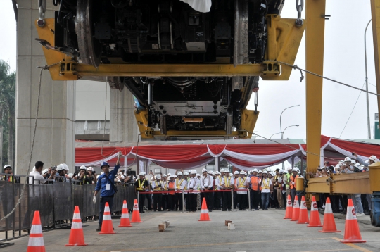 Melihat Pengangkatan Perdana Kereta LRT Jabodebek