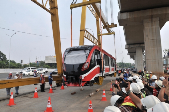 Melihat Pengangkatan Perdana Kereta LRT Jabodebek