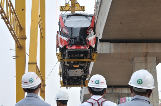 Melihat Pengangkatan Perdana Kereta LRT Jabodebek