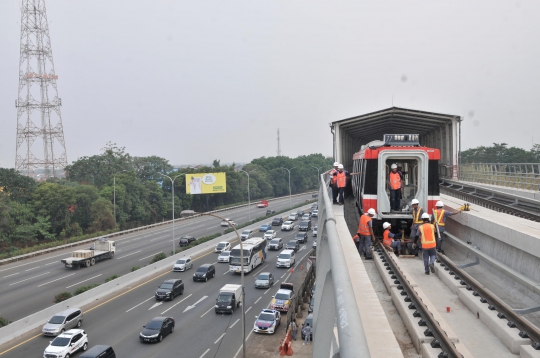 Melihat Pengangkatan Perdana Kereta LRT Jabodebek