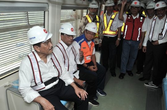 Melihat Pengangkatan Perdana Kereta LRT Jabodebek