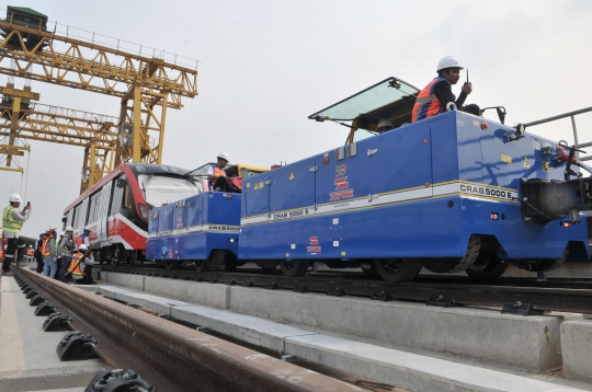 Melihat Pengangkatan Perdana Kereta LRT Jabodebek