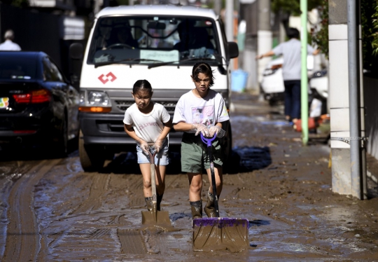 Warga Jepang Mulai Bersih-Bersih Sisa Banjir Akibat Topan Hagibis