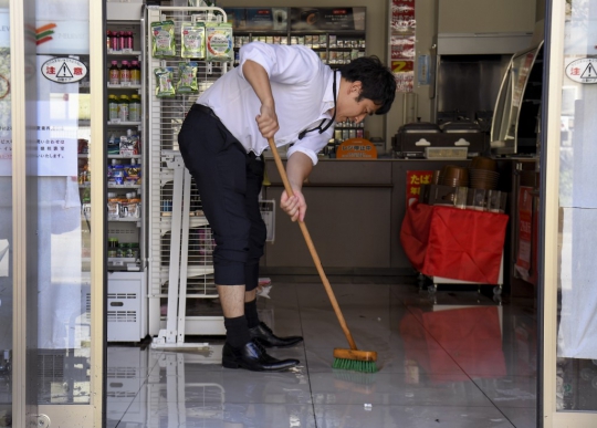 Warga Jepang Mulai Bersih-Bersih Sisa Banjir Akibat Topan Hagibis