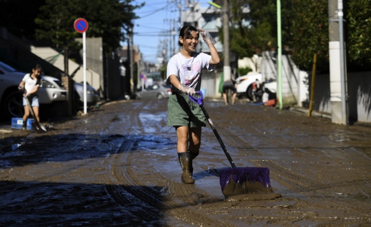 Warga Jepang Mulai Bersih-Bersih Sisa Banjir Akibat Topan Hagibis