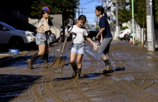 Warga Jepang Mulai Bersih-Bersih Sisa Banjir Akibat Topan Hagibis