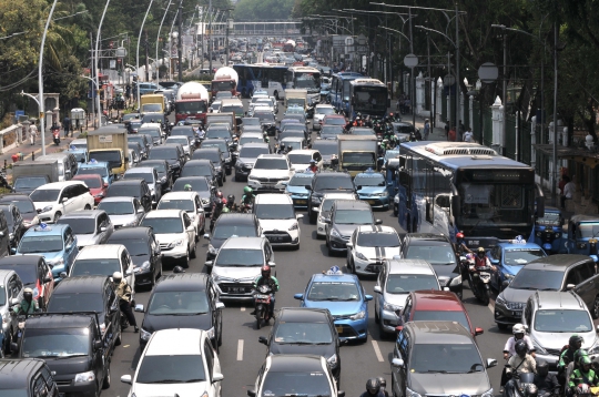 Kemacetan Panjang Akibat Penutupan Jalan Arah Istana Negara