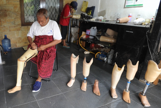 Melihat Pembuatan Kaki Palsu di Ciputat Baru