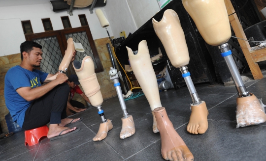 Melihat Pembuatan Kaki Palsu di Ciputat Baru