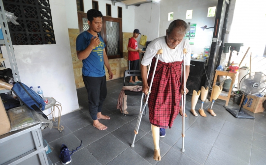 Melihat Pembuatan Kaki Palsu di Ciputat Baru