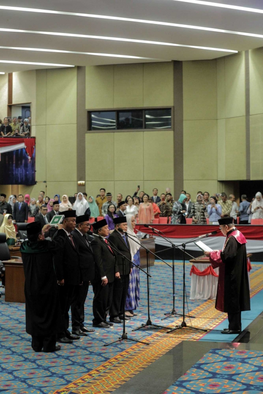 Momen Pengambilan Sumpah Jabatan 5 Pimpinan DPRD DKI Jakarta