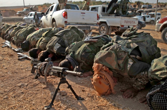 Pejuang Suriah dan Militer Turki Sempatkan Ibadah di Sela Pertempuran