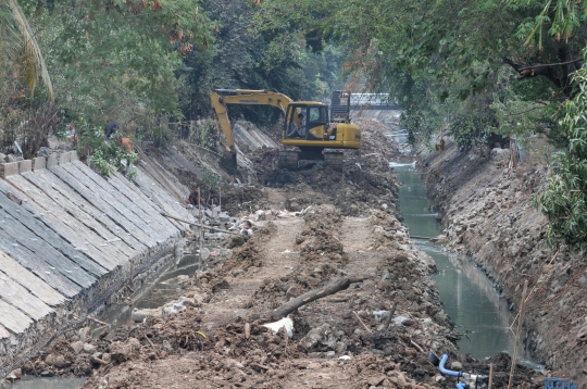 Meninjau Proyek Normalisasi Kali Kayu Putih