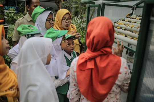 Antusiasme Murid SD Belajar Hidroponik di Balai Kota Farm