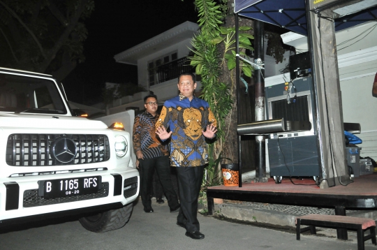 Pimpinan MPR Antarkan Undangan Pelantikan ke KH Ma'ruf Amin