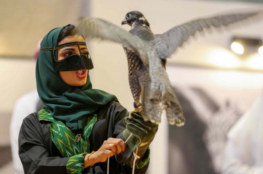 Pertama Kalinya, Wanita Saudi Berpartisipasi dalam Pameran Elang di Riyadh