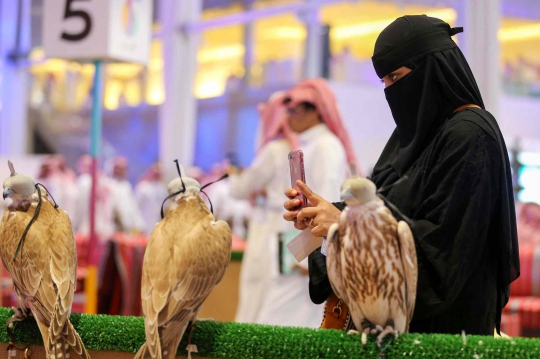 Pertama Kalinya, Wanita Saudi Berpartisipasi dalam Pameran Elang di Riyadh