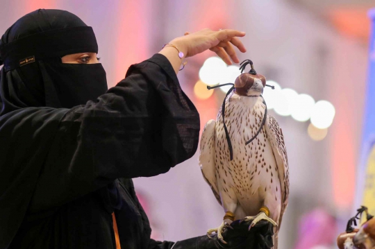 Pertama Kalinya, Wanita Saudi Berpartisipasi dalam Pameran Elang di Riyadh