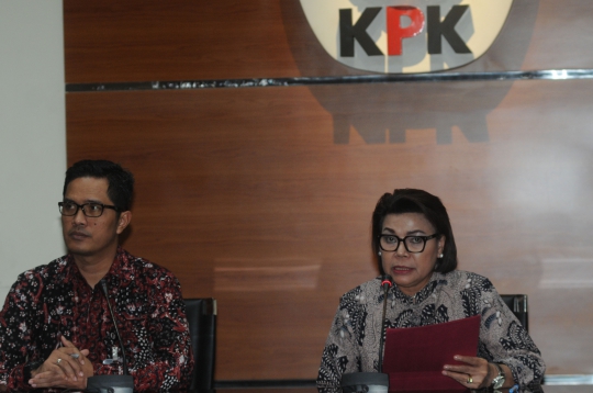 KPK Tunjukkan Barang Bukti Hasil OTT Bupati Indramayu