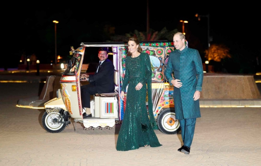 Gaya Kate Middleton dan Pangeran William Turun dari Bajaj di Pakistan
