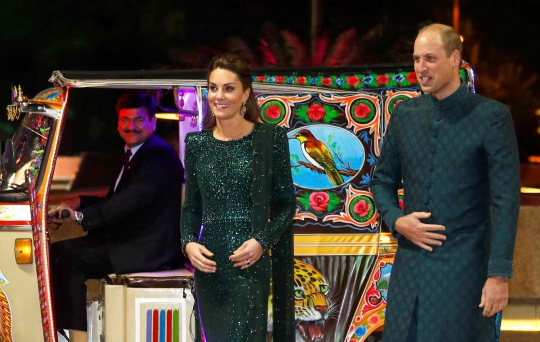 Gaya Kate Middleton dan Pangeran William Turun dari Bajaj di Pakistan