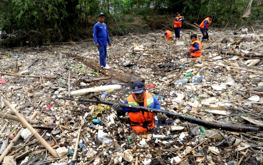 Perjuangan Petugas Bersihkan Sampah yang Sumbat Sungai Cikeas di Bekasi