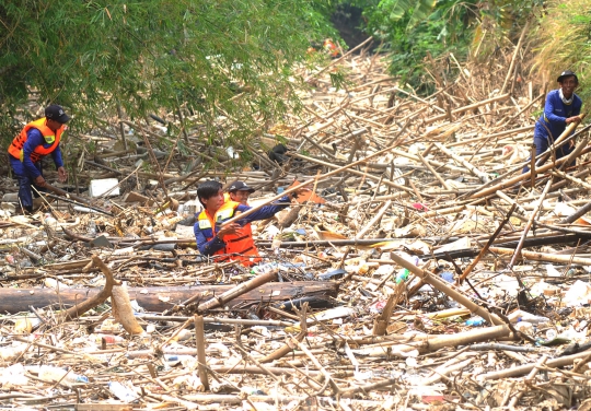 Perjuangan Petugas Bersihkan Sampah yang Sumbat Sungai Cikeas di Bekasi