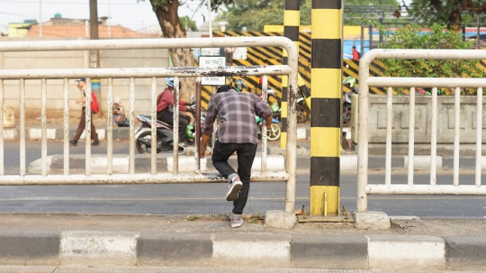 JPO Terlalu Jauh, Pagar Pembatas Jadi Akses Penyeberangan