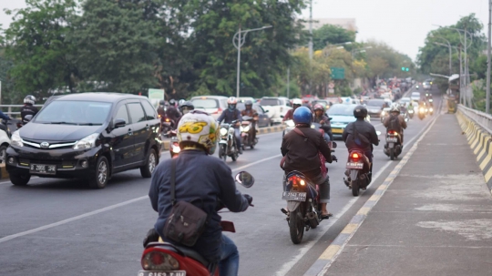 Aksi Pemotor Lawan Arah Berjamaah di Jalan TB Simatupang