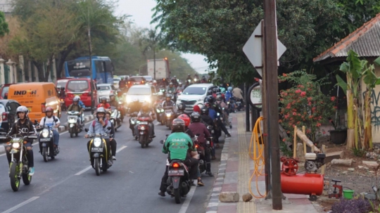 Aksi Pemotor Lawan Arah Berjamaah di Jalan TB Simatupang