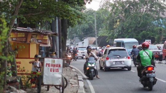 Aksi Pemotor Lawan Arah Berjamaah di Jalan TB Simatupang