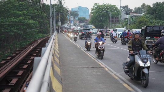 Aksi Pemotor Lawan Arah Berjamaah di Jalan TB Simatupang