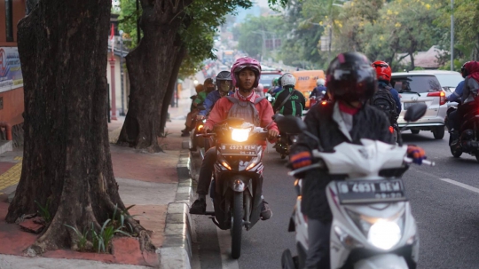 Aksi Pemotor Lawan Arah Berjamaah di Jalan TB Simatupang