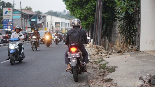 Aksi Pemotor Lawan Arah Berjamaah di Jalan TB Simatupang