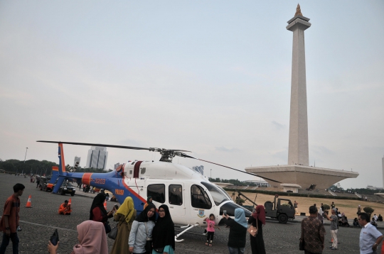 4 Helikopter Tempur di Monas Jadi Objek Foto Warga