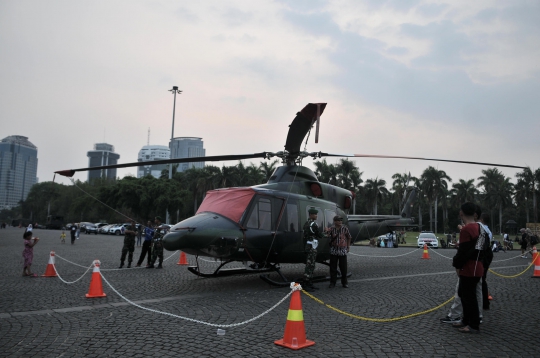 4 Helikopter Tempur di Monas Jadi Objek Foto Warga