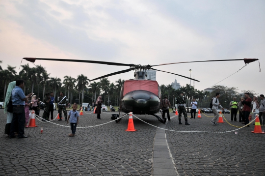 4 Helikopter Tempur di Monas Jadi Objek Foto Warga