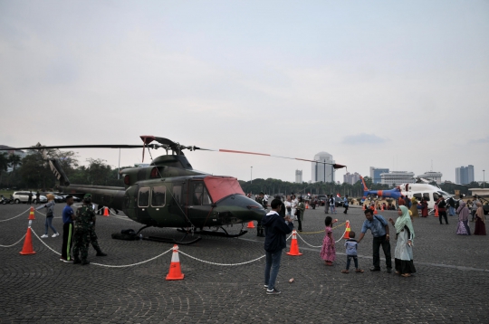 4 Helikopter Tempur di Monas Jadi Objek Foto Warga