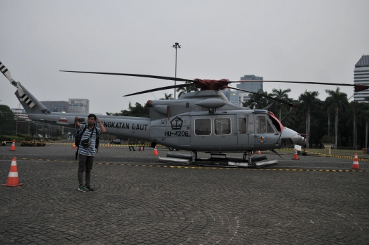 4 Helikopter Tempur di Monas Jadi Objek Foto Warga