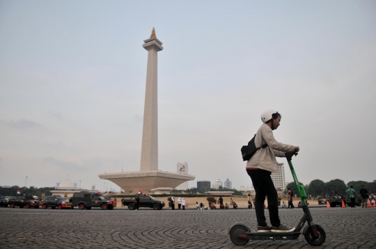 Menjajal Skuter Listrik Keliling Jakarta