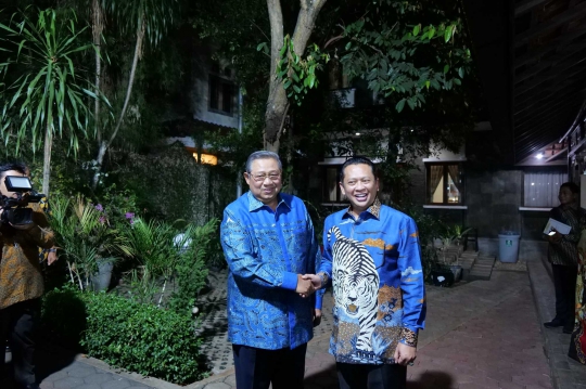 Berbatik Biru, Bamsoet Antar Undangan Pelantikan Presiden ke SBY