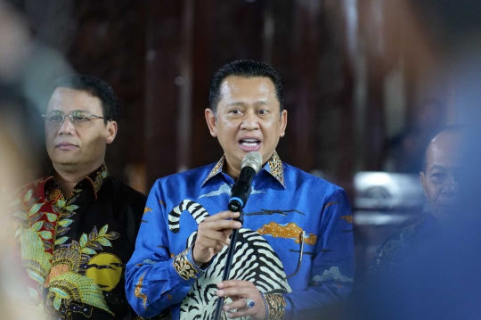 Berbatik Biru, Bamsoet Antar Undangan Pelantikan Presiden ke SBY