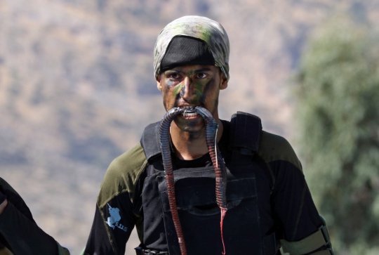Makan Ular Jadi Syarat Kelulusan Perwira Kurdi